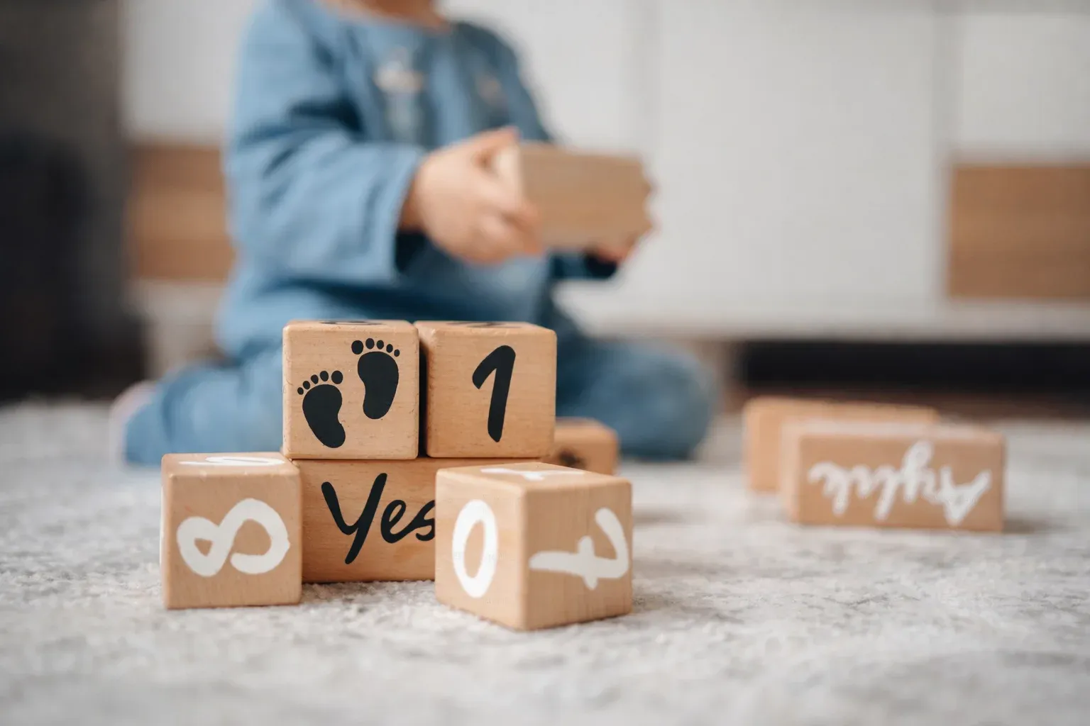 Consultorio de psicología infantojuvenil con una profesional trabajando con un niño